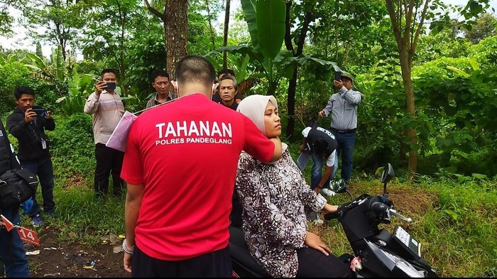 Riko Arizka memperagakan adegan detik-detik dirinya membunuh mantan pacarnya, Elisa, di Pandeglang, Banten.