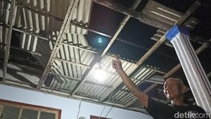 Heli Kapolda Jatim Mendarat Darurat, Atap Rumah Warga Tulungagung Rusak