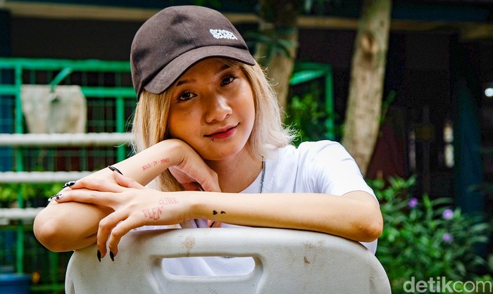 Penyanyi Sallsa Bintan yang terkenal lewat cover banyak lagu-lagu top bersama band 3 pemuda berbahaya dibawakan dengan versi koplo yang enak didengar. Ia juga merupakan anaknya Anton asistennya artis Sule.