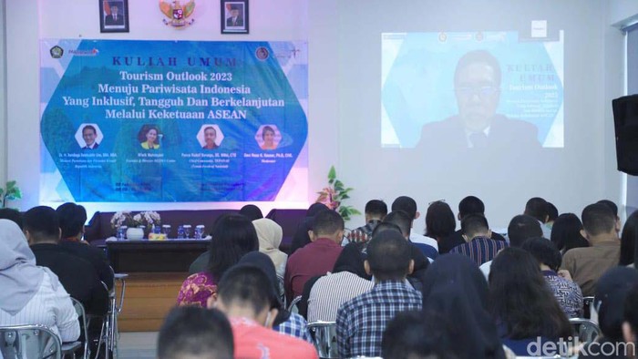 Sandiaga Uno Beri Kuliah Umum Mahasiswa Universitas Pancasila Menparekraf Sandiaga Uno memberikan kuliah umum di Universitas Pancasila, Jakarta, Rabu (22/2). Ia mengangkat pengembangan pariwisata inklusif.