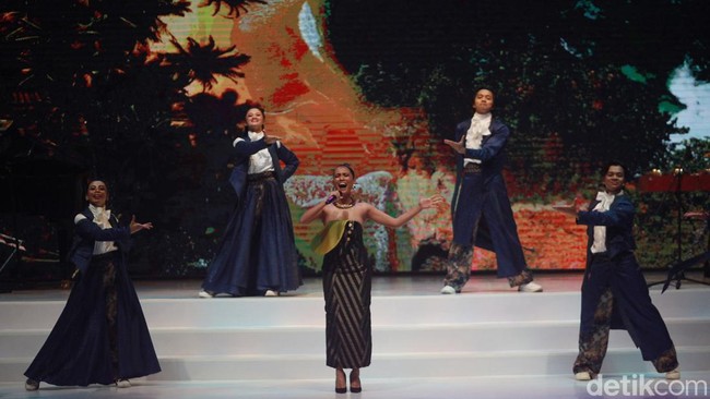 Pembukaan IFW 2023 dimeriahkan oleh penyanyi Maria Calista.  