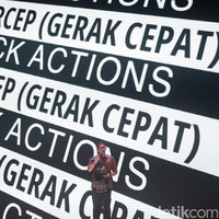 Dalam pembukaan IFW 2023, Sandiaga Uno mengatakan gelaran fashion ini mengukuhkan bagaimana pelaku fashion bisa menjadi tuan rumah di negeri sendiri. G20 juga menggunakan fashion Indonesia, kita akan menjadi tuan rumah ASEAN dan pemimpin dunia akan datang ke Indonesia mudah-mudahan bisa membuka peluang usaha kerja sehingga Indonesia semakin sejahtera,” ucap Sandi yang menggunakan kain ulos saat hadir di IFW 2023.  