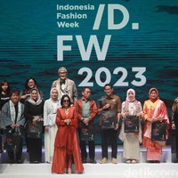 Menteri Pariwisata dan Industri Kreatif (Menparekraf) Sandiaga Uno, membuka Indonesia Fashion Week (IFW) di Senayan, Jakarta, Rabu (22/2/2023).  