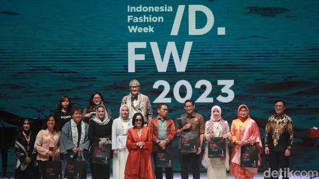 Menteri Pariwisata dan Industri Kreatif (Menparekraf) Sandiaga Uno, membuka Indonesia Fashion Week (IFW) di Senayan, Jakarta, Rabu (22/2/2023).  