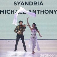 Penari Syandria dan pemain biola Iskandar Widjaja juga turut memeriahkan pembukaan Indonesia Fashion Week 2023.  