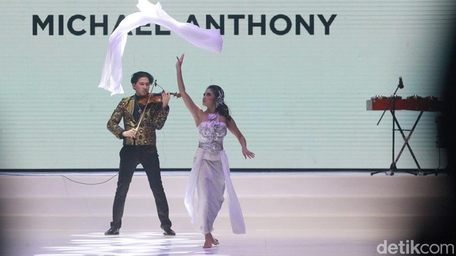 Penari Syandria dan pemain biola Iskandar Widjaja juga turut memeriahkan pembukaan Indonesia Fashion Week 2023.  