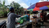 Menurut Erwan, meski berbeda bahasa namun Pemkab Ciamis tidak pernah membedakan bahasa ibu yang digunakan. Mau memakai bahasa Jawa atau Sunda semuanya adalah warga tatar Galuh.