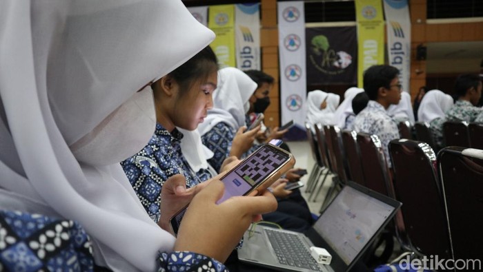 Sejumlah pelajar tengah mengisi teka-teki silang berbahasa  Sunda.