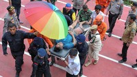 Petugas mengevakuasi Pilot AKP Ali Nurdin setibanya di Posko Kecelakaan Heli, Stadion Merangin, Jambi, Selasa (21/2/2023).