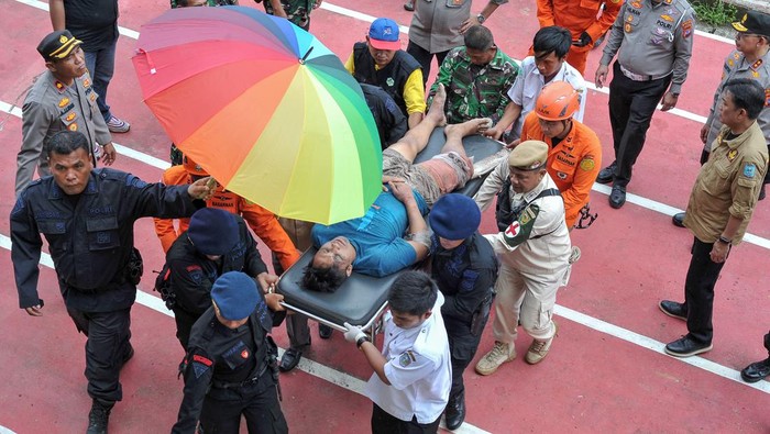 Gubernur Jambi Al Haris (kedua kanan) menenangkan istri Kapolda Jambi Rena Rusdi Hartono (ketiga kiri) saat menunggu evakuasi korban kecelakaan helikopter di Stadion Merangin, Jambi, Selasa (21/2/2023). Tim SAR gabungan berhasil mengevakuasi seluruh korban kecelakaan helikopter dari kawasan perbukitan di Kerinci, termasuk Kapolda Jambi Irjen Pol Rusdi Hartono. ANTARA FOTO/Wahdi Septiawan/nym.