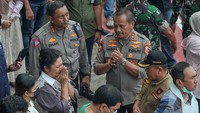 Gubernur Jambi Al Haris (kedua kanan) menenangkan istri Kapolda Jambi Rena Rusdi Hartono (ketiga kiri) saat menunggu evakuasi korban kecelakaan helikopter di Stadion Merangin, Jambi, Selasa (21/2/2023).