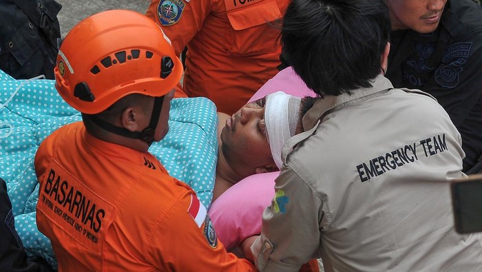 Seluruh Korban Kecelakaan Helikopter di Jambi Berhasil Dievakuasi Gubernur Jambi Al Haris (kedua kanan) menenangkan istri Kapolda Jambi Rena Rusdi Hartono (ketiga kiri) saat menunggu evakuasi korban kecelakaan helikopter di Stadion Merangin, Jambi, Selasa (21/2/2023). Tim SAR gabungan berhasil mengevakuasi seluruh korban kecelakaan helikopter dari kawasan perbukitan di Kerinci, termasuk Kapolda Jambi Irjen Pol Rusdi Hartono. ANTARA FOTO/Wahdi Septiawan/nym.