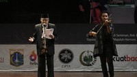 Suara biola mengiringi lantunan puisi yang dibacakan Taufiq Ismail.
