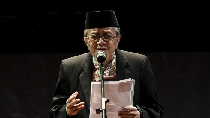 Penyair Taufiq Ismail membacakan puisi pada Malam Peduli Seniman di Teater Kecil Taman Ismail Marzuki, Jakarta, Selasa (21/2/2023). Acara tersebut sebagai pengumpulan donasi bagi seniman-seniman tanah air yang sedang sakit dan terkena musibah. ANTARA FOTO/Hafidz Mubarak A/nym.