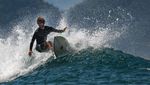 Sensasi Berselancar di Pantai Lhoknga Aceh