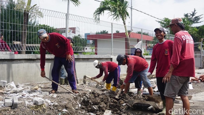 Senyum istikamah para petugas di Kota Pahlawan