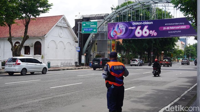 Senyum istikamah para petugas di Kota Pahlawan