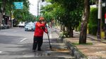 Senyum Istikamah Petugas Lapangan Kota Pahlawan