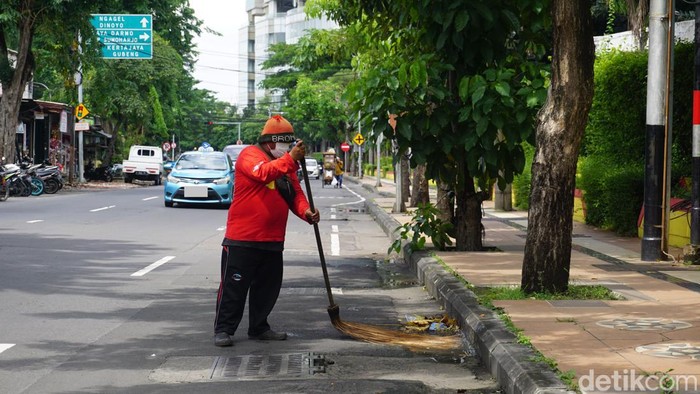 Senyum istikamah para petugas di Kota Pahlawan