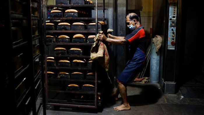 A baker makes buns at Wish bakers shop, after the government announced a hike in power prices by 66%, in Colombo, Sri Lanka February 17, 2023. REUTERS/Dinuka Liyanawatte
