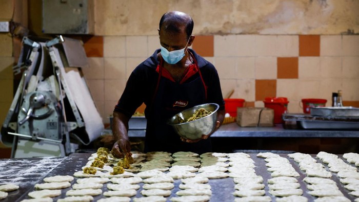 A baker makes buns at Wish bakers shop, after the government announced a hike in power prices by 66%, in Colombo, Sri Lanka February 17, 2023. REUTERS/Dinuka Liyanawatte