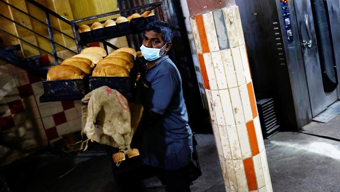 SRI LANKA-CRISIS/ELECTRICITY-BAKERY A baker makes buns at Wish bakers shop, after the government announced a hike in power prices by 66%, in Colombo, Sri Lanka February 17, 2023. REUTERS/Dinuka Liyanawatte
