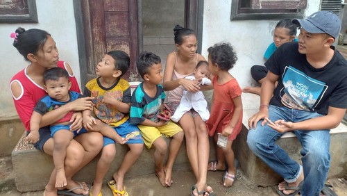 Sebagian warga Desa Bengkala, Buleleng, Bali, tengah mengobrol dengan bahasa isyarat, Kolok, pada Selasa (14/2/2023). Sebanyak, 42 penduduk desa itu penyandang disabilitas tuli.