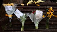 Sejumlah bunga di letakkan di lokasi kematian Nicola Bulley.