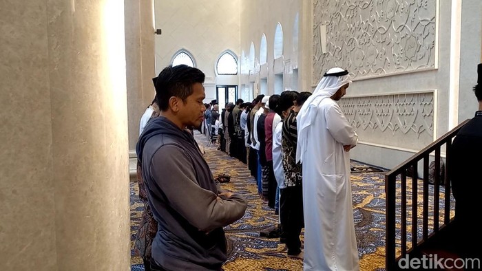Suasana salat berjemaah di Masjid Sheikh Zayed Solo, Rabu (22/2/2023).
