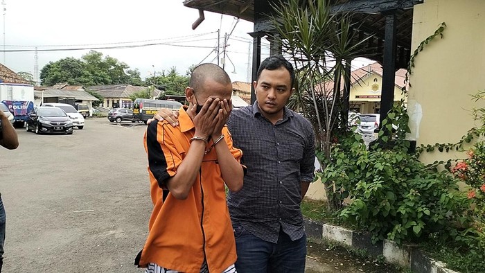 Tersangka AL (41) pelaku penipuan proyek di Kemenag