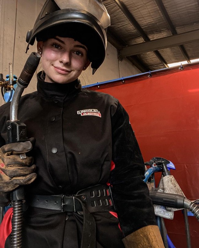 Terlihat jago menggunakan alat-alat, Mel mengakui masih banyak harus belajar untuk beberapa jenis pengelasan. Semoga aku bisa mengeksplorasi dan menggali lebih dalam sisi pengelasan otomotif karena berbeda dengan pengelasan produksi yang aku lakukan sehari-hari, tulisnya di Instagram. Foto: TikTok/Instagram The Welder Princess