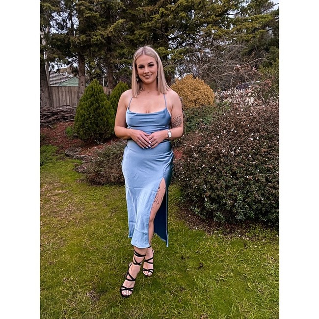 Dalam sebuah video, Mel membuat netizen pangling ketika berganti seragamnya dengan dress dan makeup glamour. Ia pun ternyata punya banyak tato yang menambah pesona wanita tersebut. Foto: TikTok/Instagram The Welder Princess