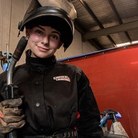 Terlihat jago menggunakan alat-alat, Mel mengakui masih banyak harus belajar untuk beberapa jenis pengelasan. Semoga aku bisa mengeksplorasi dan menggali lebih dalam sisi pengelasan otomotif karena berbeda dengan pengelasan produksi yang aku lakukan sehari-hari, tulisnya di Instagram. Foto: TikTok/Instagram The Welder Princess