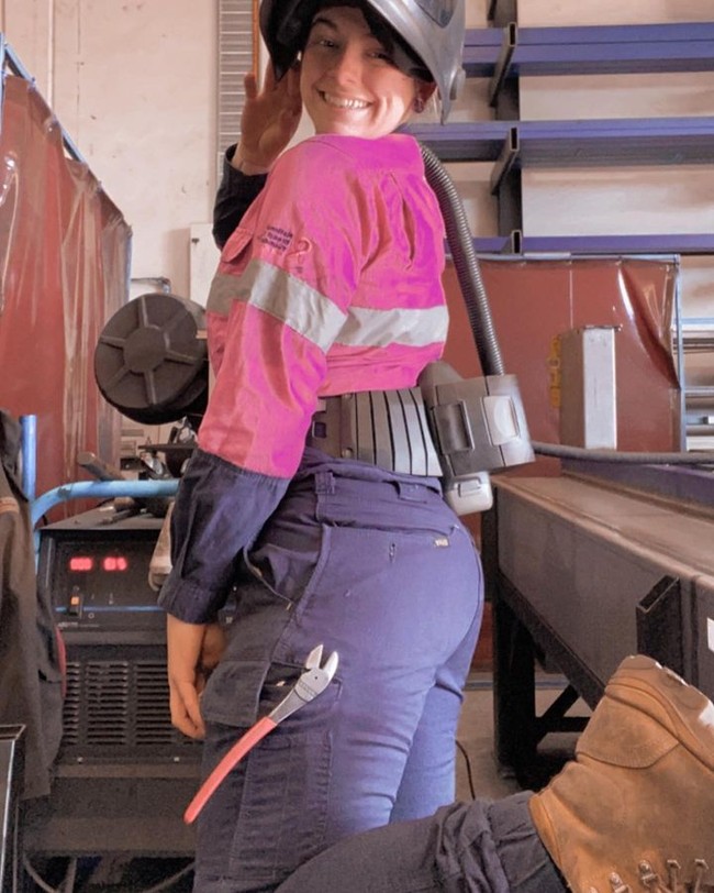 Dalam berbagai video, Mel sering mengenalkan berbagai alat-alatnya kepada para follower. Foto: TikTok/Instagram The Welder Princess