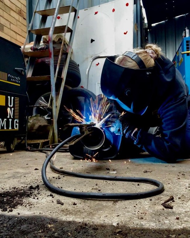 Mel pun menjelaskan bagaimana ia bisa bekerja jadi tukang las. Ternyata Mel terjun ke bisnis keluarga dari pamannya yang berkecimpung di dunia bisnis teknik selama 25 tahun. Karena tidak ada satu dari tiga anak lelaki paman itu yang mau meneruskan usaha, akhirnya Mel turun tangan. Foto: TikTok/Instagram The Welder Princess