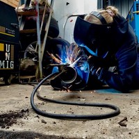 Mel pun menjelaskan bagaimana ia bisa bekerja jadi tukang las. Ternyata Mel terjun ke bisnis keluarga dari pamannya yang berkecimpung di dunia bisnis teknik selama 25 tahun. Karena tidak ada satu dari tiga anak lelaki paman itu yang mau meneruskan usaha, akhirnya Mel turun tangan. Foto: TikTok/Instagram The Welder Princess