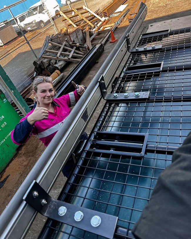 Dalam video yang viral, Mel terlihat mengenakan seragam dan peralatannya selagi menunjukkan keahliannya. Potretnya menjadi tukang las menjadi atensi karena tidak banyak wanita yang bekerja di industri itu. Foto: TikTok/Instagram The Welder Princess