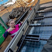 Dalam video yang viral, Mel terlihat mengenakan seragam dan peralatannya selagi menunjukkan keahliannya. Potretnya menjadi tukang las menjadi atensi karena tidak banyak wanita yang bekerja di industri itu. Foto: TikTok/Instagram The Welder Princess