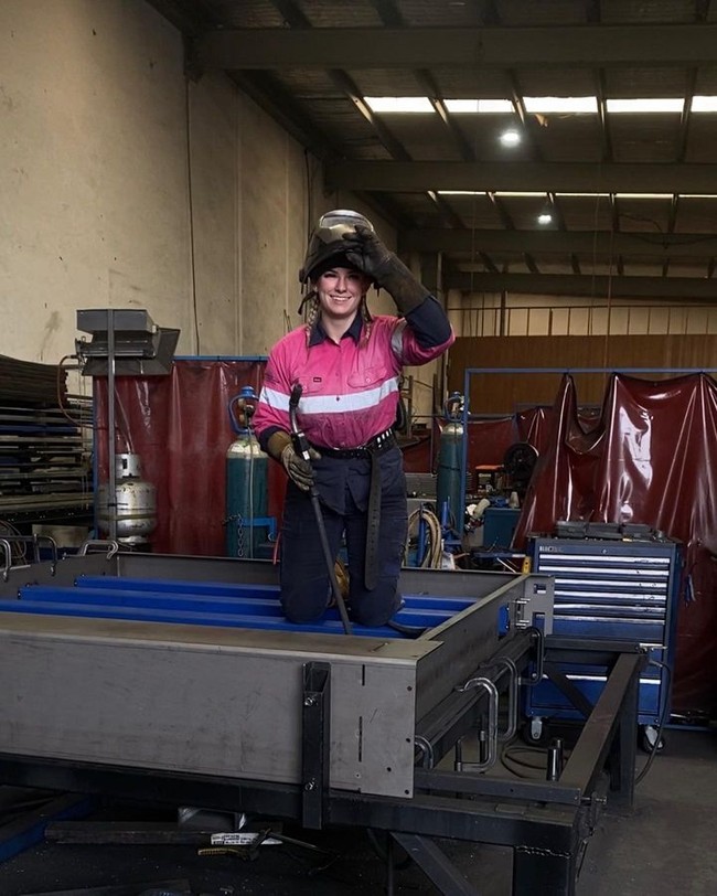 Seorang wanita bernama Mel sering membagikan kesehariannya sebagai tukang las. Menjuluki dirinya sebagai The Welder Princess, Mel mendapat banyak atensi dari para pria baik online maupun di tempatnya bekerja. Foto: TikTok/Instagram The Welder Princess