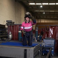 Seorang wanita bernama Mel sering membagikan kesehariannya sebagai tukang las. Menjuluki dirinya sebagai The Welder Princess, Mel mendapat banyak atensi dari para pria baik online maupun di tempatnya bekerja. Foto: TikTok/Instagram The Welder Princess