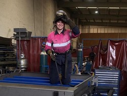 Perbedaan Gaya Wanita Saat Jadi Tukang Las Vs Party, Bikin Netizen Terpana