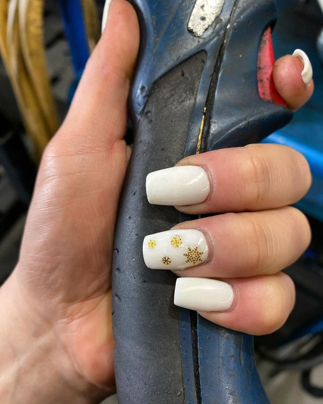 Meski mendapat banyak dukungan online, Mel mengaku masih sering mendapatkan komentar kurang menyenangkan terkait profesinya. Ia pun ingin mematahkan anggapan bahwa wanita terlalu sensitif atau tidak bisa menggunakan alat dengan videonya. Foto: TikTok/Instagram The Welder Princess