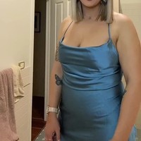 Selain keseharian sebagai tukang las, Mel juga sering mengunggah gayanya di luar pekerjaan. Ia pun mengejutkan netizen ketika menampilkan pesonanya dengan baju yang lebih feminin. Foto: TikTok/Instagram The Welder Princess