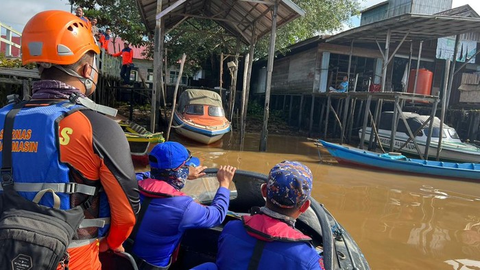 Tim SAR saat melakukan pencarian penumpang kapal tenggelam di Banjar, Kalsel.