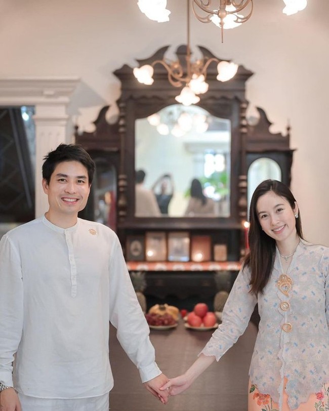 Rona bahagia pun terpancar dari wajah pasangan yang akan segera meresmikan hubungannya dalam ikatan pernikahan ini. Foto: Dok. Instagram/@poydtreechada