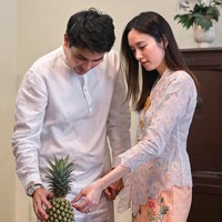 Sang tunangan, Oak Phakwa Hongyko tampil bersahaja dengan busana putih-putih. Pria yang disebut sebagai crazy rich ini mengenakan baju kerah tinggi dengan celana putih. Foto: Dok. Instagram/@poydtreechada