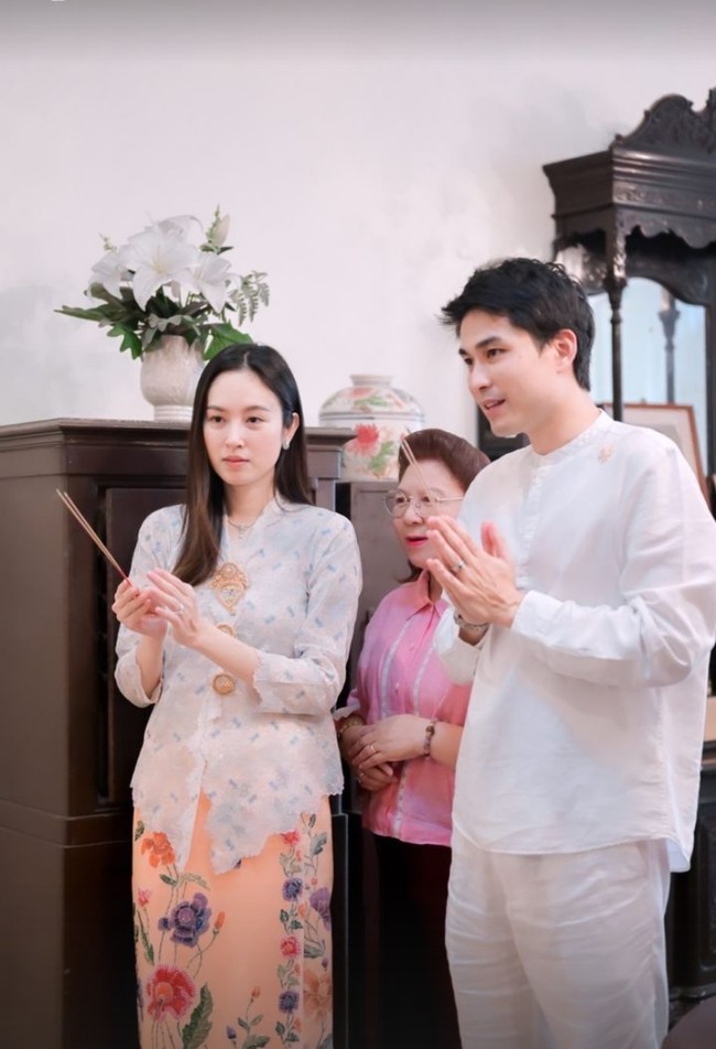 Nong Poy, yang dikenal sebagai transgender tercantik di dunia, akan segera menikah dengan pria kaya raya bernama Oak Phakwa Hongyko. Sebelum melangsungkan pernikahan, keduanya menjalani sejumlah prosesi adat. Foto: Dok. Instagram/@poydtreechada