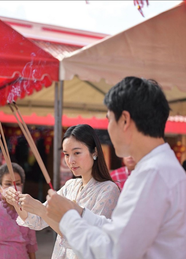 Salah satunya adalah penghormatan kepada leluhur. Prosesi dilakukan di sebuah kuil. Foto: Dok. Instagram/@poydtreechada
