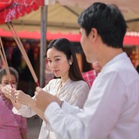 Salah satunya adalah penghormatan kepada leluhur. Prosesi dilakukan di sebuah kuil. Foto: Dok. Instagram/@poydtreechada