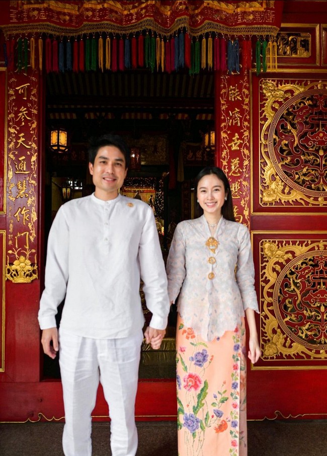 Dalam prosesi tersebut, Nong Poy tampak mengenakan kebaya dengan potongan sederhana. Kebaya simpel tersebut dipercantik dengan bros tiga susun. Foto: Dok. Instagram/@poydtreechada